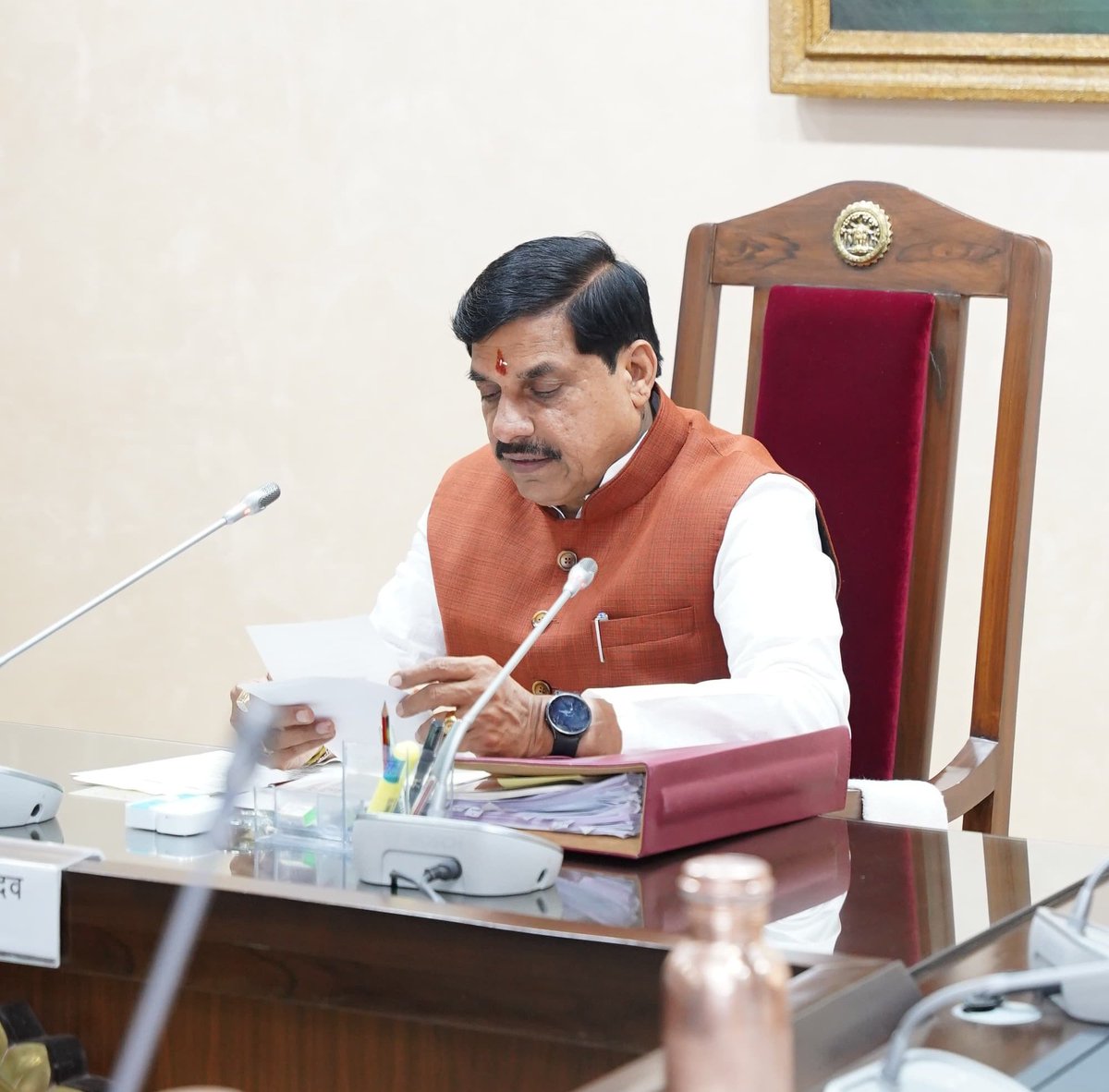 DrMohanYadav51's tweet image. राष्ट्रीय गीत &apos;वंदे मातरम्&apos; के गायन के साथ आज मंत्रालय में कैबिनेट की बैठक प्रारंभ हुई।

#CabinetMP