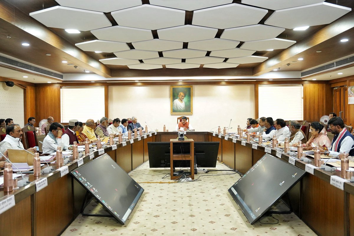 DrMohanYadav51's tweet image. राष्ट्रीय गीत &apos;वंदे मातरम्&apos; के गायन के साथ आज मंत्रालय में कैबिनेट की बैठक प्रारंभ हुई।

#CabinetMP