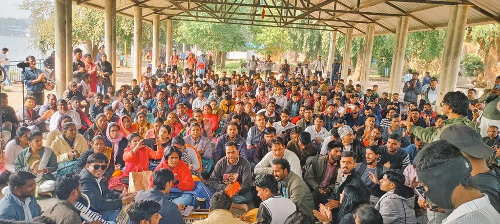 भारत में हर 10 में से 8 शिक्षित युवा बेरोजगार बैठे हैं , जबकि सभी विभागों में लाखों पद खाली पड़े सड़ रहे हैं ! फिर भी कोई सुनने को तैयार नहीं।
अगर आपको लगता है कि  युवाओं की आवाज़ को उठाना ज़रूरी है तो इस ट्वीट को RT कर अपना समर्थन दो !
<a href="/RavidasShyamlal/">प्रदेश अध्यक्ष</a>
<a href="/Radhejat1983/">Radhe Jat</a>