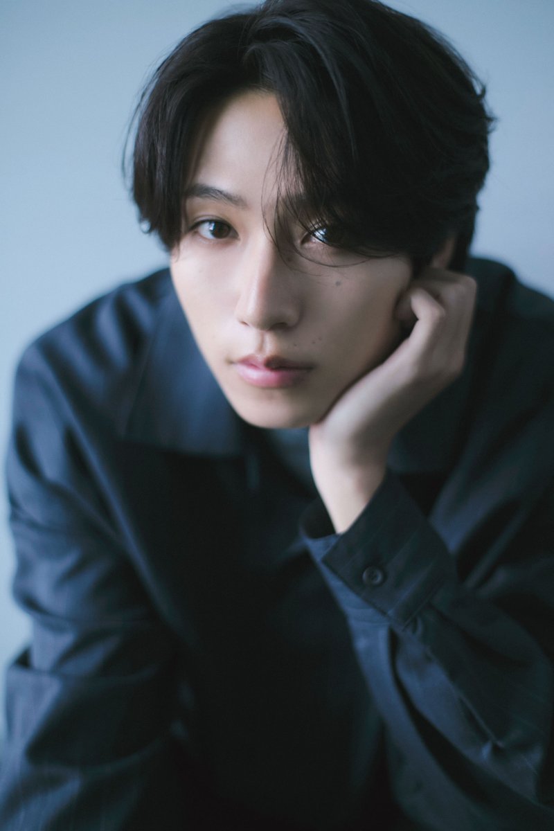 barfout_editors's tweet image. 【#BARFOUT! #バァフアウト! 2025年12月号(発売中！)表紙／#寺西拓人(#timelesz）】

発売中の12月号。#橋本将生(#timelesz）さんに初登場いただきました！誌面掲載分より、1カット公開です◎インタヴューでは、放送中のドラマ『#ひと夏の共犯者』のことを中心にお話を伺っています。(松坂)