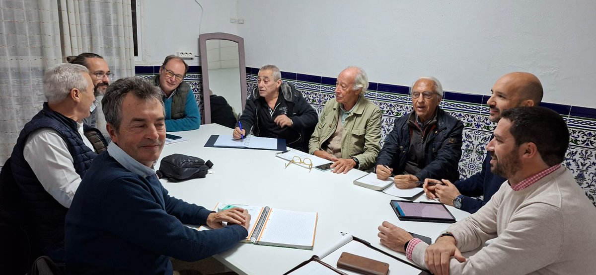 bellavistametro's tweet image. A petición de @poder_civico nos reunimos ayer con asociaciones del @DtoBellaPalmera para tratar el trazado de la L3 del metro. Coincidimos en el malestar por Paseo Europa/Av. Finlandia y trasladamos el de Bellavista. Apoyo común y llamada a la manifestación del sábado 29 (11:30).
