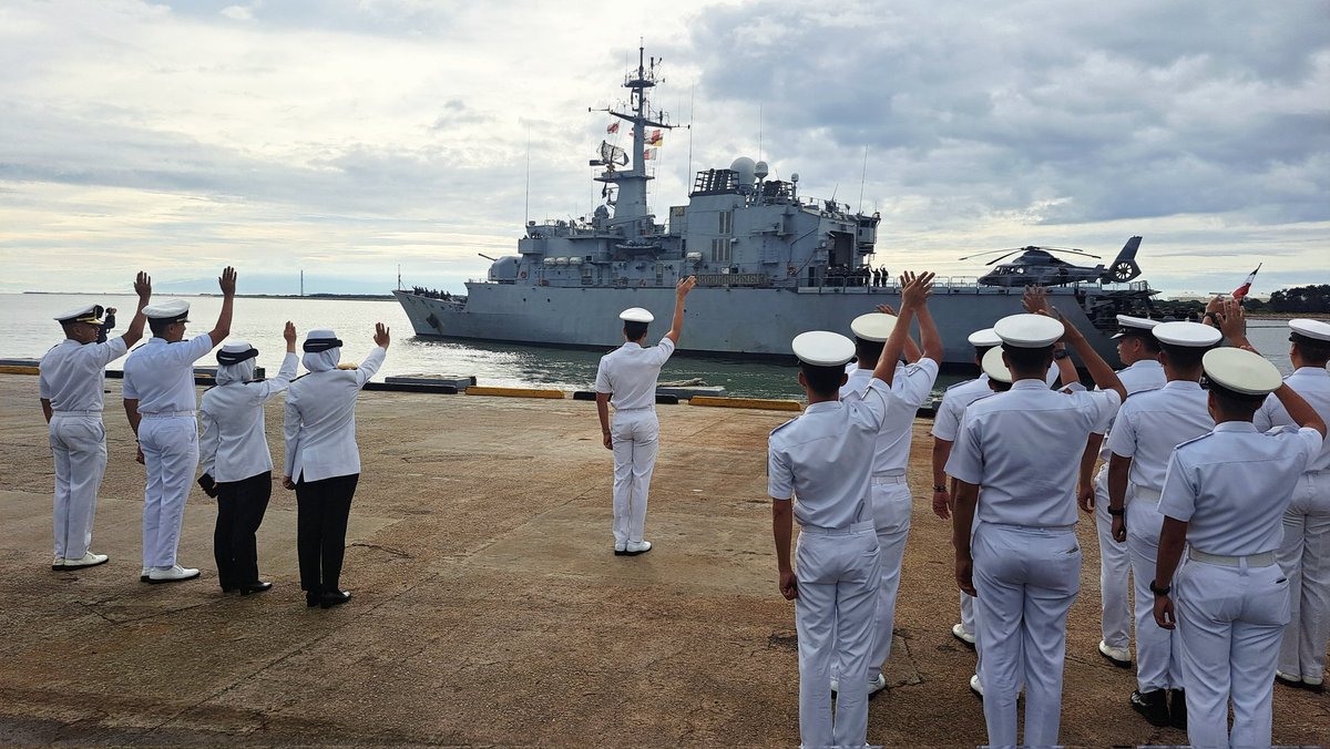 #HIMANTURA 🇫🇷 ⚓️ Our frigate's visit to Brunei Darussalam 🇧🇳 highlights our historical links with the Royal Bruneian Navy.  A share commitment to maritime security.
 #Brunei #France #MaritimeSecurity