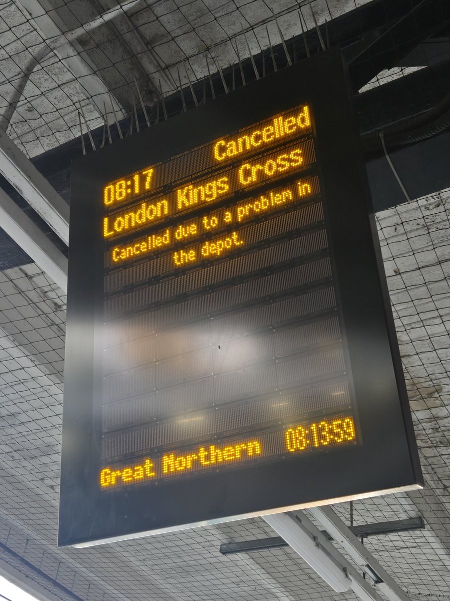 BradChuck's tweet image. All I want to know is the problem.

Because if we know the #problem we can find the #solution.

Alas, @GNRailUK #traindelays never tell you.

Another glorious start to a work office day in #London