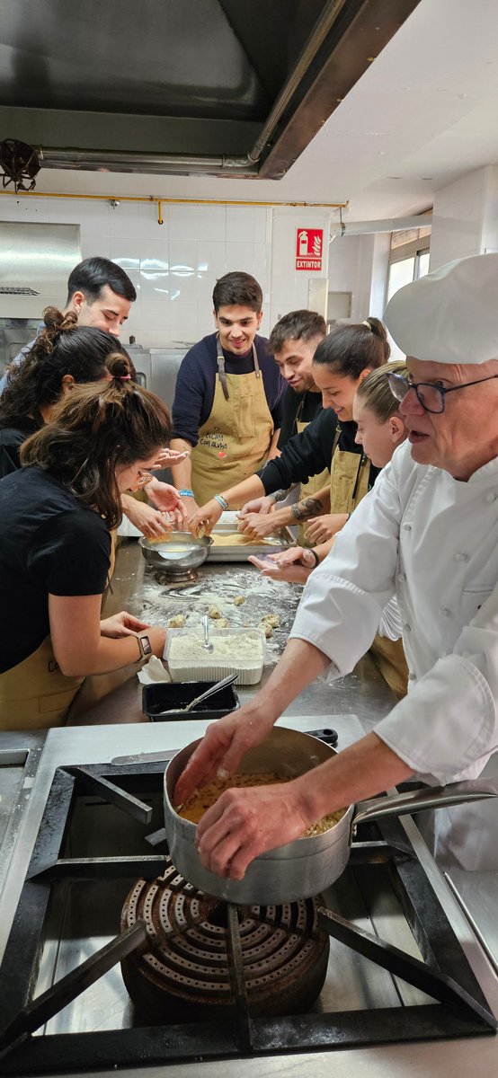 Nuevo taller de cocina con alma!🍳🔥
Esta vez con Juan Pedro Hurtado (subcoordinador de Comedores) y Evaristo López (encargado de equipo del Comedor de Cartuja).
Mil gracias a ambos por cocinar este capítulo con tanta disposición y buen hacer 🙌✨
