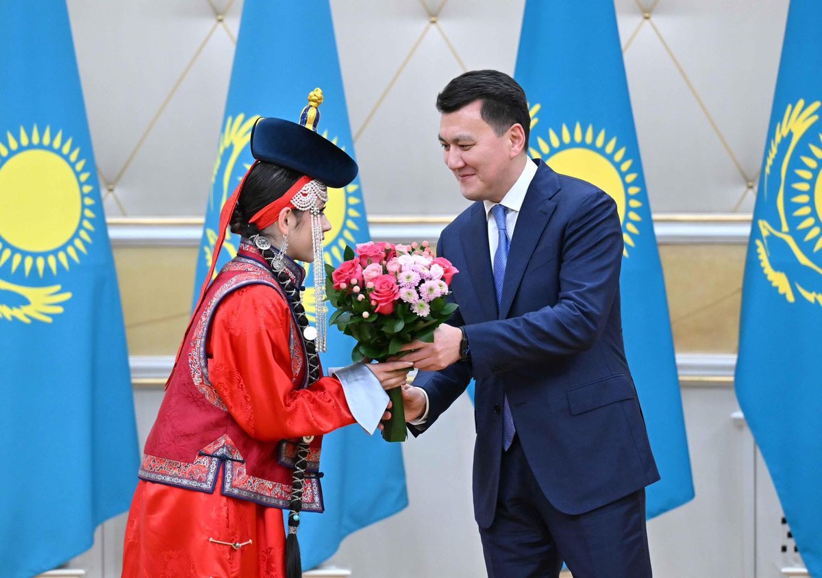 Michelle: Энэ хариуцлагатай шагналыг хүртэхэд Казахстан улсад амьдарч буй Монголын уугуул казах иргэд, Баян-Өлгий аймгийн казах ард түмэн маань онцгой нөлөө үзүүллээ. Та бүхний халуун сэтгэлд гүнээ талархаж байна❤️💙❤️ Баярлалаа та бүхэндээ! 🫂