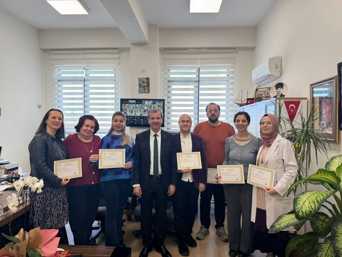 2024 2025 Eğitim Eğretim yılındaki başarılı çalışmaları dolayısıyla "Başarı Belgesi" ile ödüllendirilen idareci ve öğretmen arkadaşlarıma belgelerini takdim ettim.