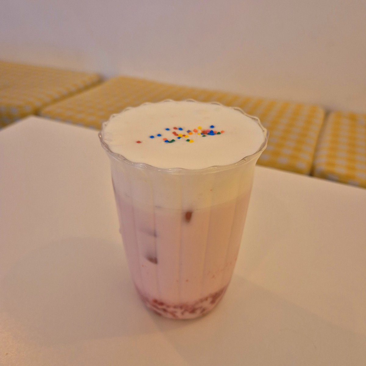 겨울엔 생딸기가 나오니깐 딸기라떼