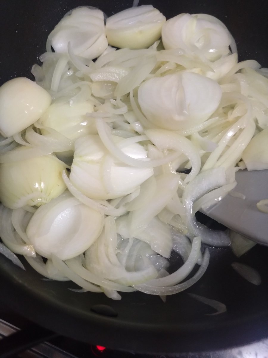 RT @rain12263250: ネギ巻き巻き🧅炒めて〜豚を〜