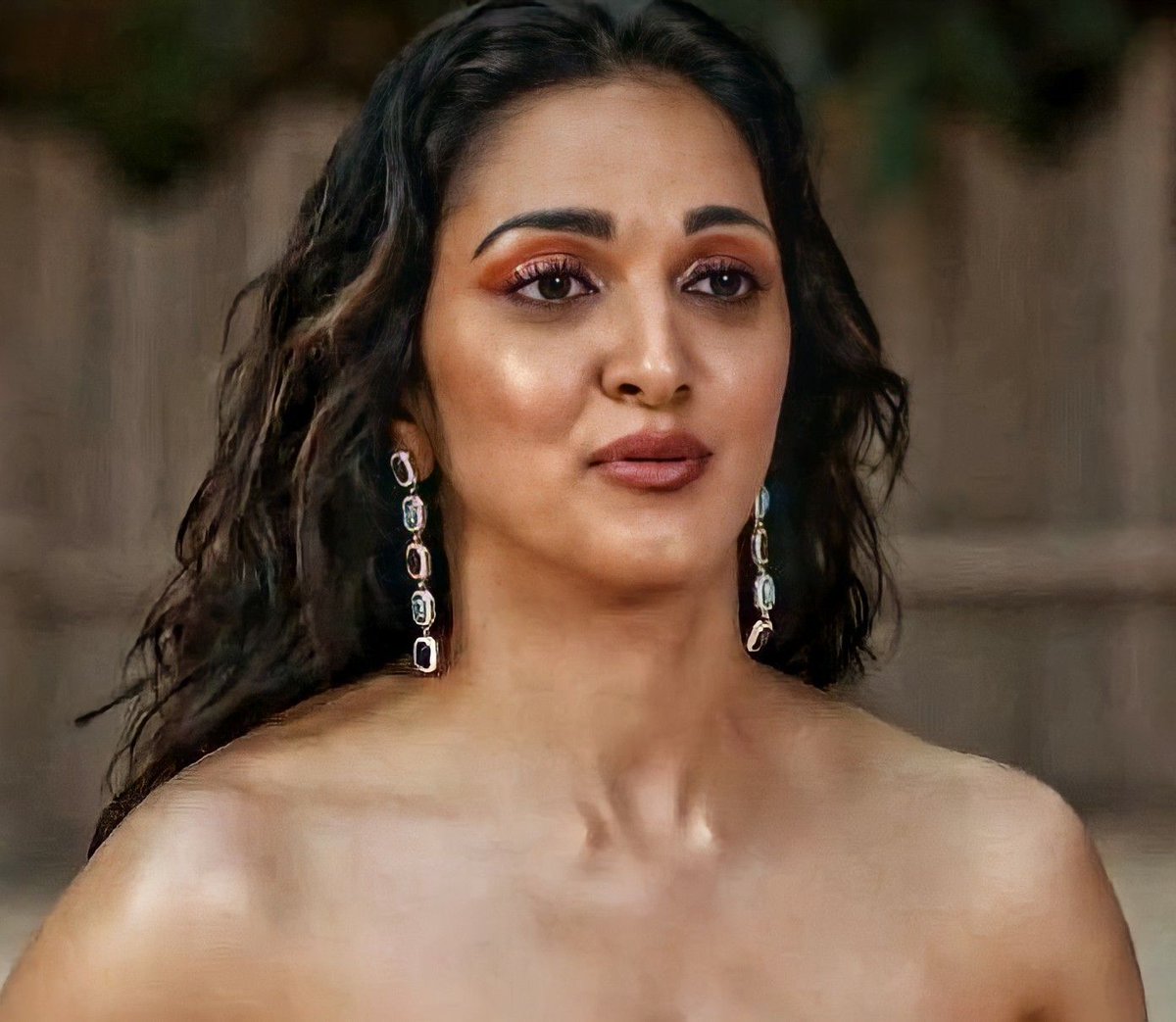 machaporarrey's tweet image. కోడలు : అయ్యో మావయ్య గారు, మీరా చూక్సోలేదు అండి, ఎవ్వరు లేరు కదా అని డ్రాయర్ కూడా విప్పేసా

మామయ్య : మరేం పర్వాలేదు లేవే కోడలా, అందరూ ఫంక్షన్ కి వెళ్ళారు మందు కూడా లేదు కిక్ ఎలా వస్తుందబ్బ అనుకున్నా, కరెక్ట్ సమయానికి కనిపించావు
ఆ తలుపు వేసేసి వచ్చేసే డ్రాయర్ తరువాత తెచ్చుకుందాం