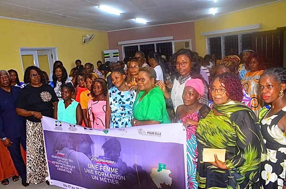Oyem a accueilli le programme « Une femme, Une formation, Un métier », dédié à l’autonomisation de 100 jeunes filles déscolarisées. Une initiative soutenue par trois ministères, qui reflète l’engagement du Gouvernement pour l’insertion et l’autonomie féminine.

#ComGouv