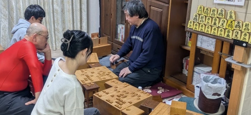 🎄１２月の大野将棋教室の開催日🎄
🌟一般教室🌟
•６日（土）１３時〜１８時
•７日（日）１３時〜１８時
•１２日（金）１９時〜２２時
•２０日（土）１３時〜１８時
•２１日（日）１３時〜１８時
•２６日（金）１９時〜２２時
新規の方、大募集中です！
１２月は忘年会や指導会もあります〜♪🥳
