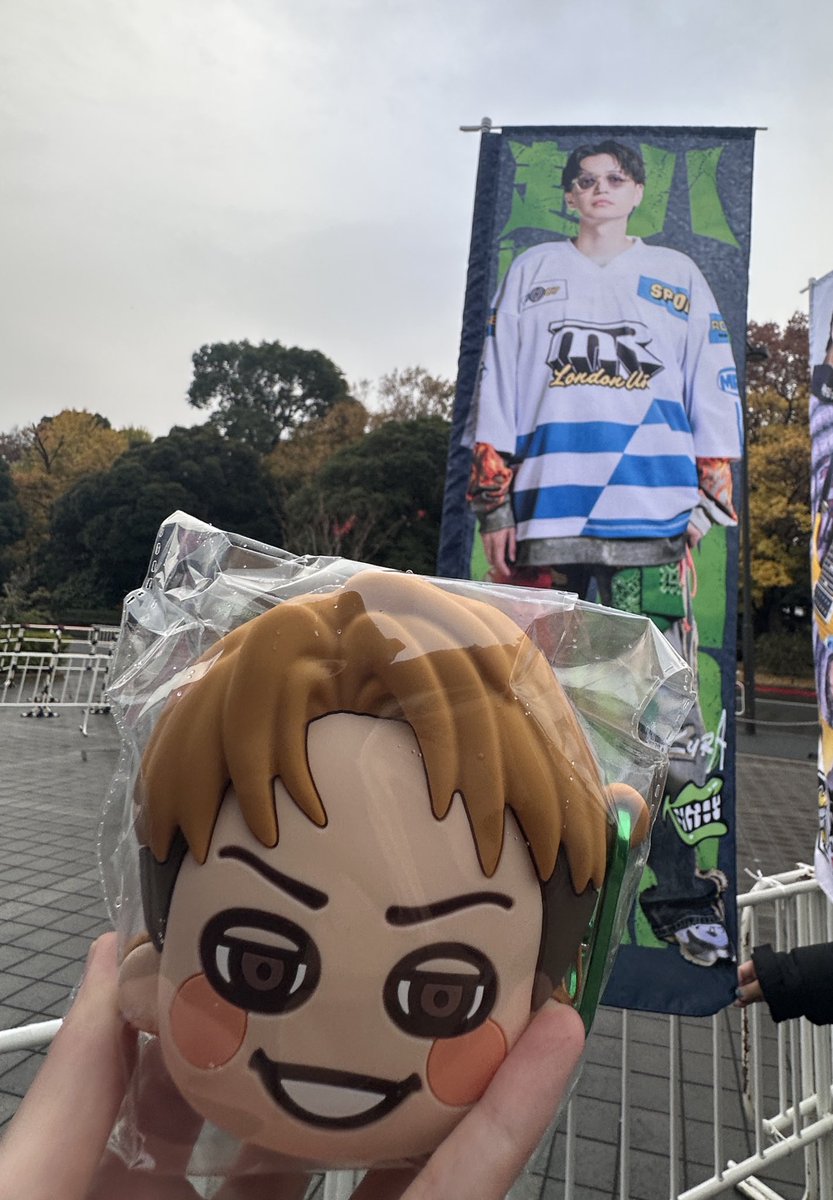 emichin_99's tweet image. たつくんのポーチとたつくんの旗を一緒に撮りたかったんだけど、風で旗が固定されず上手く撮れなくて苦戦してたら優しいエイターさんが旗の端持って固定してくれて無事撮れました🥺！
いつも現場で思うけどエイターさんって優しくて思いやりに溢れてる🧡💙🖤💚💜
 #超八in武道館  #eighter