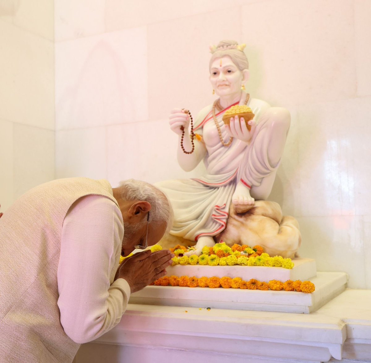narendramodi's tweet image. सप्त मंदिरों के सभी सात ऋषियों एवं महा भागवतों की उपस्थिति से ही रामचरित पूर्ण होता है। महर्षि वशिष्ठ एवं महर्षि विश्वामित्र ने प्रभु रामलला के विद्याध्ययन की लीला पूरी कराई। महर्षि अगस्त्य से वन गमन के समय ज्ञान चर्चाएं हुईं एवं राक्षसी आतंक के विनाश का मार्ग प्रशस्त हुआ। आदिकवि…