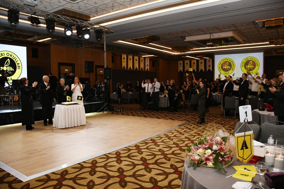 Bir dünya okulu vizyonuyla küresel düşünen bireyleri geleceğe hazırlayan okulumuz, ‘Öğretmenler Günü’ coşkusunu Divan Ankara Hotel’e taşıdı.🐝🌍
.
.
#ariokullari #okul #eğitimkurumu #eğitim #öğretim #öğretmen #teacher #24kasımöğretmenlergünü