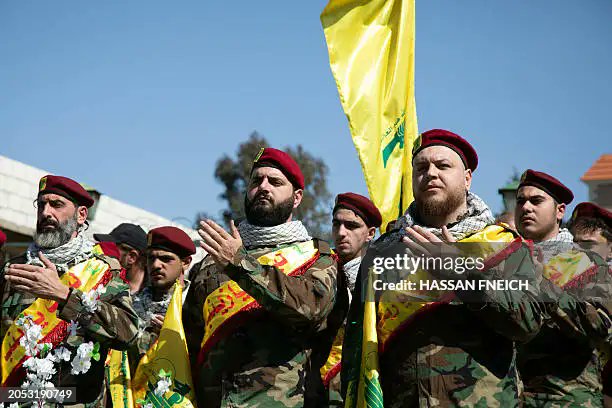 "حزب الله" بعد اغتيال الطبطبائي :
"فليبقَ العدوّ قلِقاً من ردّنا."..! (قدّ ما العدوّ قلقان.. "الدرون" اختفت من سمانا والقصف عالجنوب والبقاع توقّف.. شو هالمهزلة، خلص بقى).