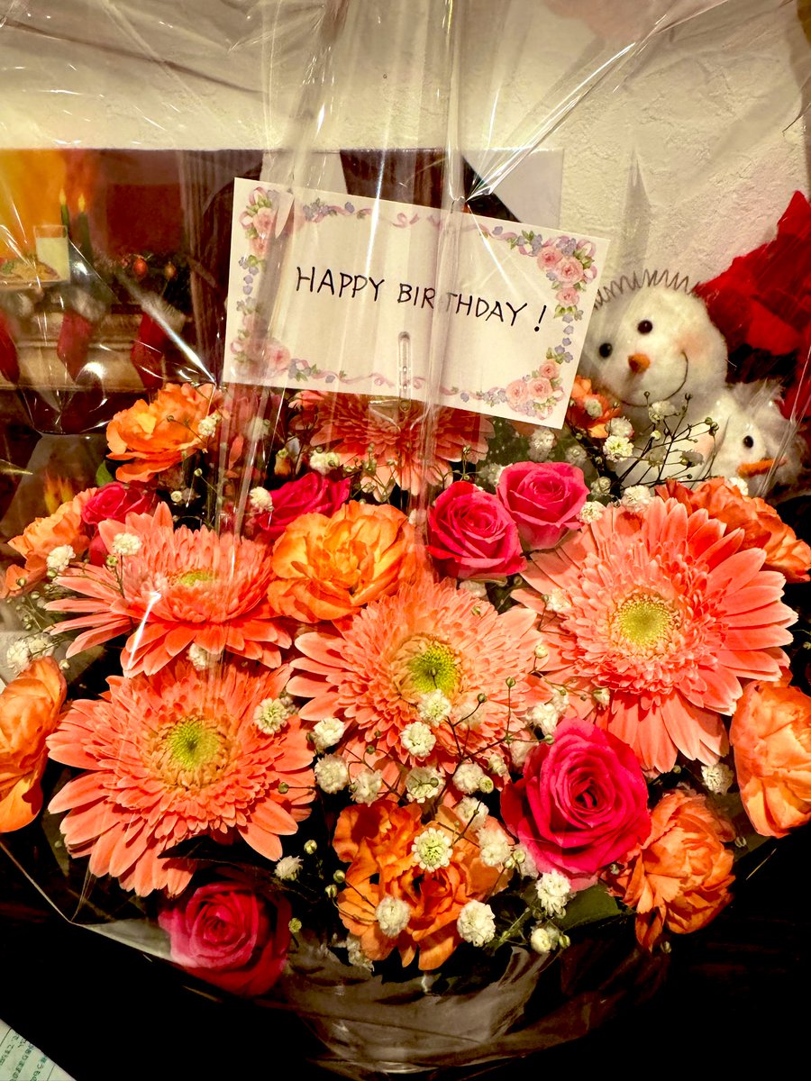mnpaa's tweet photo. 今日は誕生日だけど、普通に仕事。
帰っても娘と2人。
っと思っていたら玄関に花カゴが！！！

泣き崩れた…🌸
ありがと😭😭本当にありがと♡
めちゃくちゃ嬉しかった！
そして、🤰おめでとう㊗️大事な友達や♡ https://t.co/dtLkxpl9c4