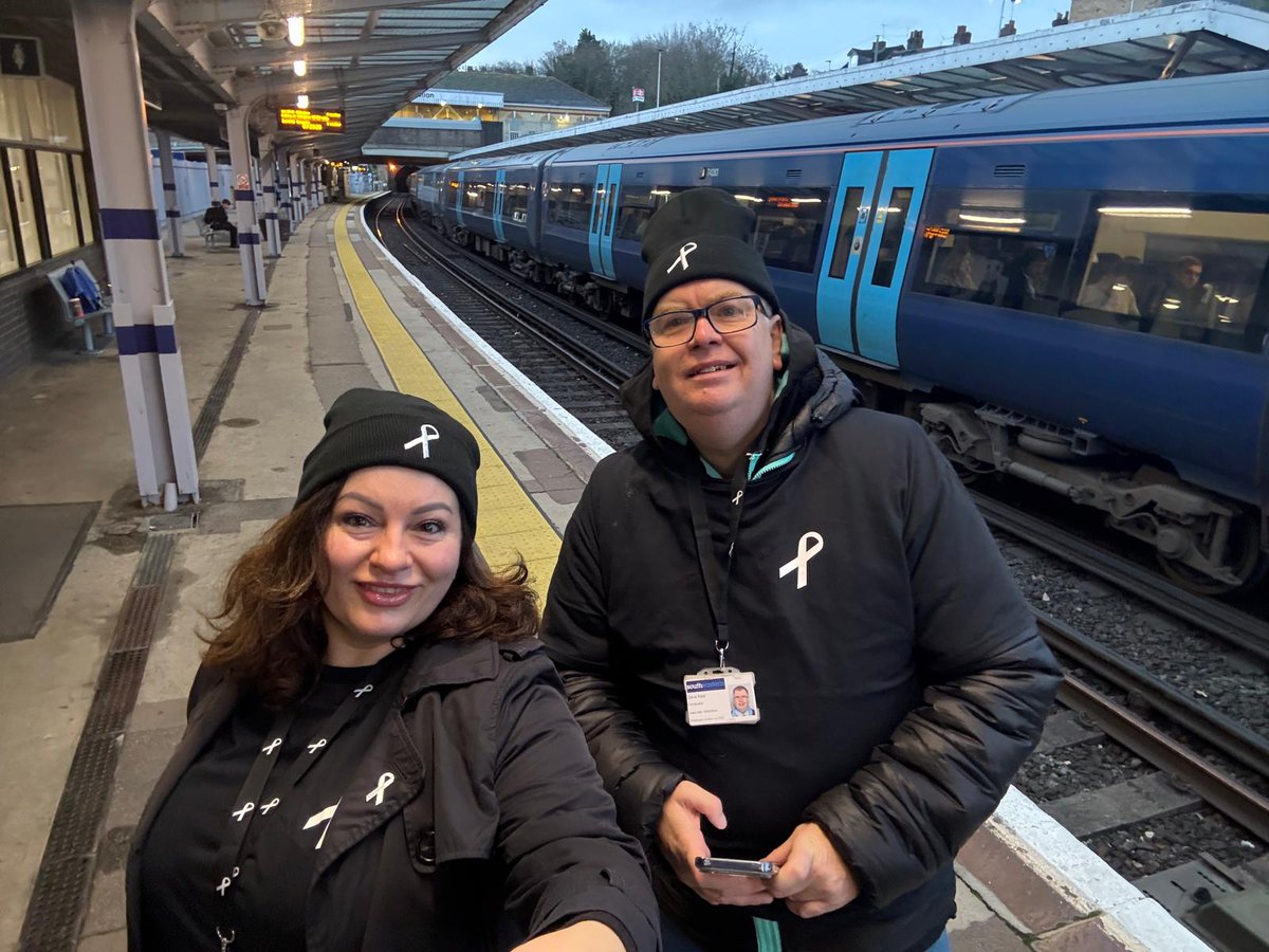 Se_Railway's tweet image. ℹ️ Today White Ribbon Day, 3 staff teams set off from Ashford, Chatham &amp;amp; Ramsgate on a #RaceTheDark challenge
to shine a light on everyday precautions women take to feel safe at night and call on men to be part of the solution to end violence against women &amp;amp; girls. 

#WeSpeakUp