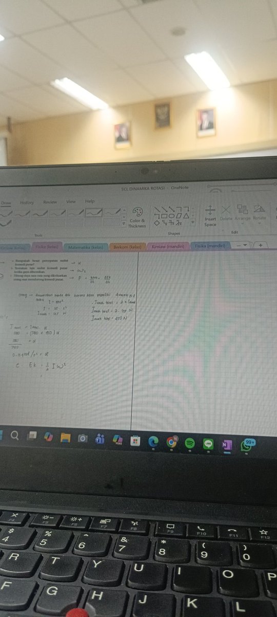 Telat sih, tp e mencoba mengejar dengan kecepatan 100km/jam