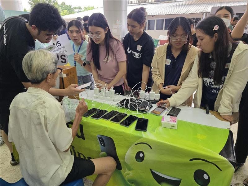 RonallChersan's tweet image. ✅FYI : ถ้าอพยพออกมาแล้วไม่มีโทรศัพท์ ไม่มีแบตฯ ให้ไปที่ศูนย์พักพิง มอ.หาดใหญ่เลยนะ ตรงนั้น AIS มีมือถือไว้ให้ใช้ 1,000 เครื่อง ที่ชาร์ต 1,100 ชิ้น+พาวเวอร์แบงค์

📱ส่วนคนในภาคใต้ จว.น้ำท่วมได้สิทธิโทรฟรี 100น. เน็ต 10GB อัตโนมัติ ไม่ต้องกดรับสิทธิ ใช้ได้ 7วัน 

#น้ำท่วมหาดใหญ่