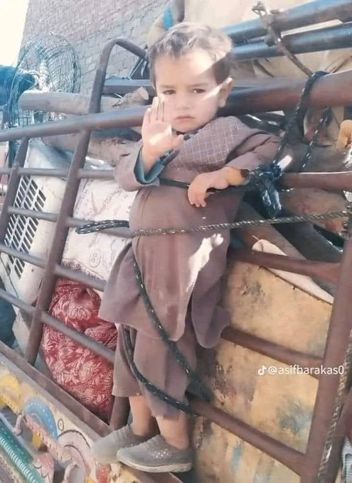 rayaan958's tweet photo. We will never forget the image of an Afghan refugee child being deported by Pakistani police—cruelty knows no bounds. #Terrorism #BaddiesUSA #MondayMo #MondayMotivation #RestInPeace #RIIZE #DonBelle #ÇRSvFB #ÖğretmenlerGünü https://t.co/djk3egKnA2