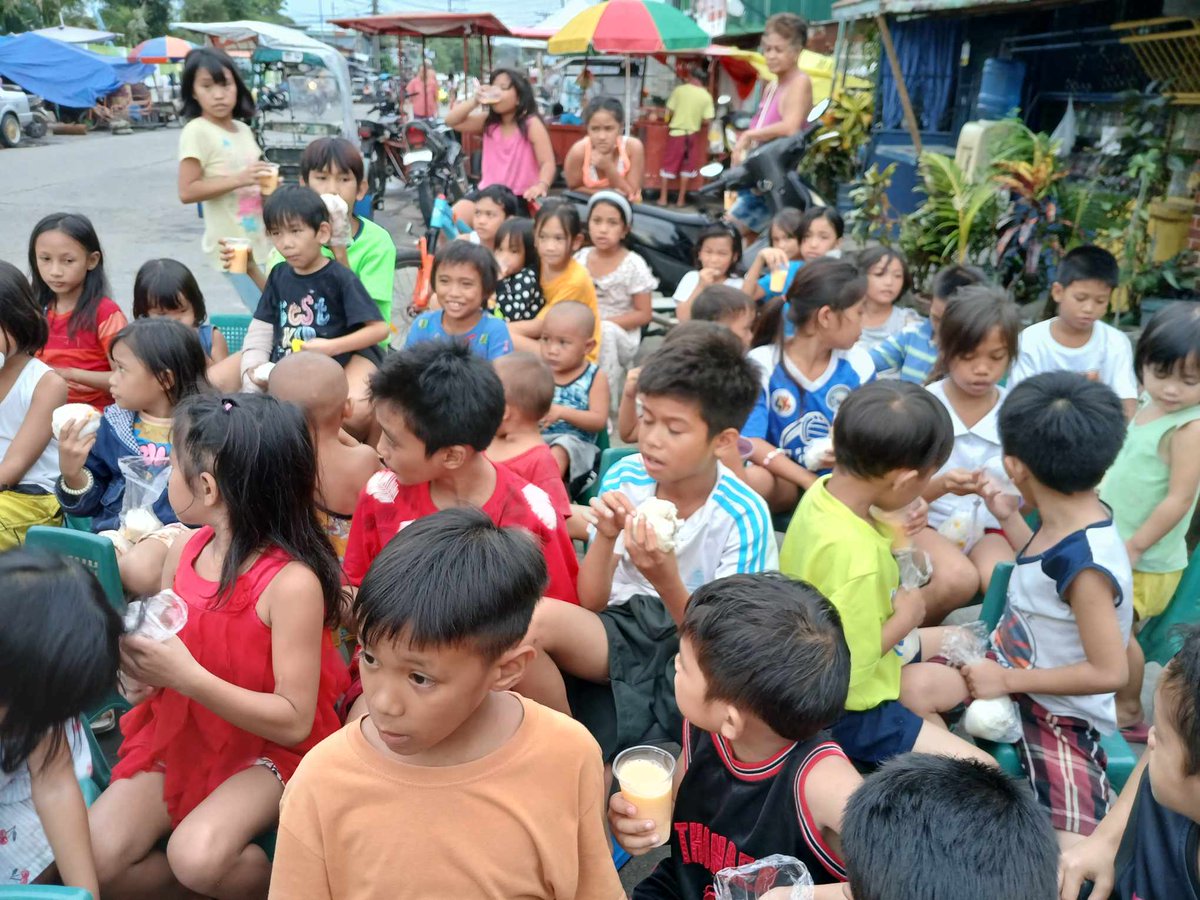 Dianah143's tweet image. Children Ministry and Feeding Program❤️‍🔥

📖Proverbs 22:6 NIV
[6] Start children off on the way they should go, and even when they are old they will not turn from it.

#Thankful
#childrenministry
#feedingprogram
#Gratitude 
#FlareNetwork #Flare #SongbirdNetwork #cryptocurrency…