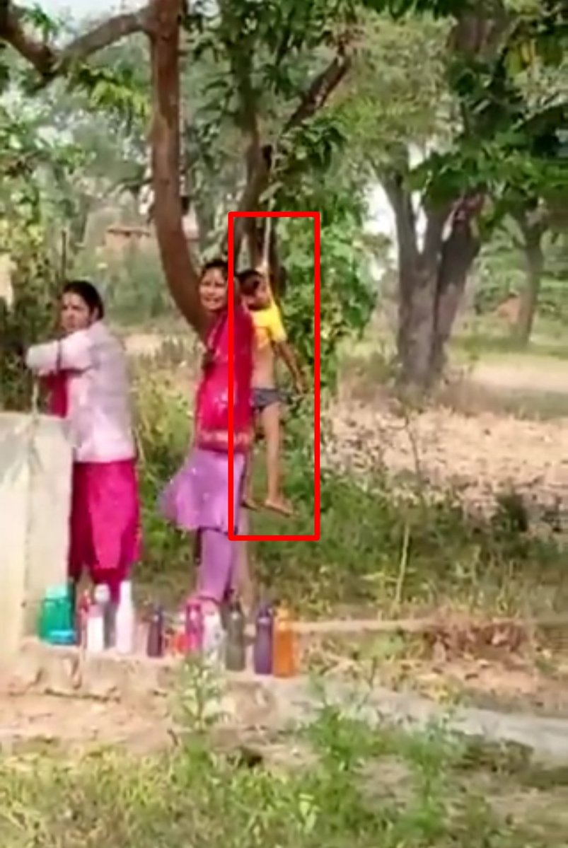 छत्तीसगढ़ के सूरजपुर में शर्मनाक घटना

4 साल के LKG बच्चे को सिर्फ होमवर्क नहीं करने पर दो टीचरों ने पेड़ से लटका दिया।

स्कूल: हंस वाहिनी विद्या मंदिर, नारायणपुर
टीचर्स के नाम: काजल साहू और अनुराधा देवांगन।

वीडियो वायरल हुआ तो BEO-DEO ने जांच शुरू की, स्कूल ने गलती मानकर माफी