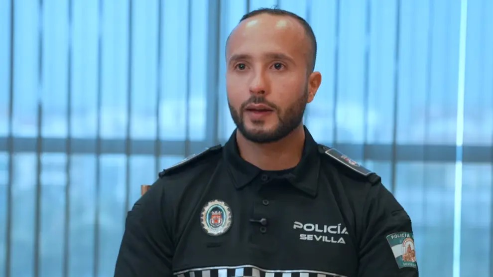 icembrero's tweet image. La historia de Marouane, de llegar a España, cuando era menor, en los bajos de un camión a ser policía local en #Sevilla. ¡No criminalicemos a los menores que entran irregularmente en #España procedentes de #Marruecos!  El Ayuntamiento de Sevilla y la Jefatura de la #Policía…