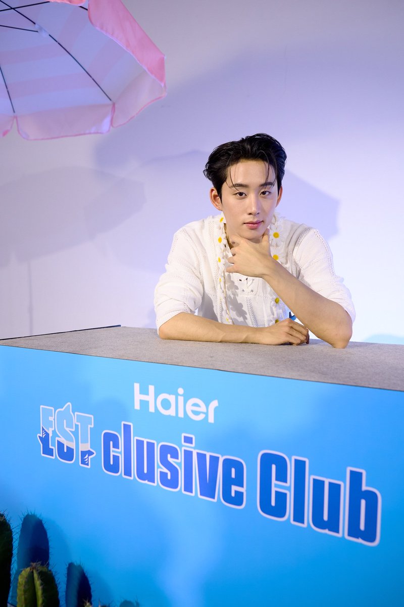 SECRET_Styled's tweet photo. “เอส ศุภ” หล่อฟาดใจทั้งคลับ! ระเบิดเสน่ห์ไม่ยั้งในกิจกรรม Haier ESTclusive Club สร้างปรากฏการณ์แฟนฮ็อบไม่หยุด จุใจทุกโมเมนต์
#est_rvp #HaierxEst #HaierESTClusive
#Haier #HaierThailand #HaierMoreCreationMorePossibilities #HaierAirConditioner #SmartAndHealthyAirProvider #HaierGoodAirTime
กรุงเทพฯ 25 พฤศจิกายน 2568 – ความหล่อระดับทำอากาศรอบตัวละลาย! สำหรับหนุ่ม “เอส ศุภ สง่าวรวงศ์” นักแสดงมาแรงแห่งปี ขึ้นแท่นตัวพ่อสายแฟนเซอร์วิสแบบไม่ต้องลุ้น หลังเปิด Haier ESTclusive Club ให้สมาชิกคลับได้ใกล้ชิดแบบอุ่นหัวใจ พร้อมเพิ่มความคูลให้เย็นฉ่ำตลอดงานด้วยเครื่องปรับอากาศ Haier UV Cool Voice Series งานนี้หนุ่มเอสโชว์เสน่ห์แบบจัดหนัก ตั้งแต่ลุคดีเจสุดเท่ครั้งแรกในชีวิต พร้อมแท็กทีมลูกชายตัวน้อย “น้องเวสลีย์” มาสร้างโมเมนต์ละลายใจมาเสิร์ฟให้แฟน ๆ แบบเต็มอิ่มทุกวินาที นอกจากนี้ภายในงานยังอัดแน่นด้วยกิจกรรมมากมายไม่ว่าจะเป็น CoolEST Drink เมนูม็อกเทลสูตรลับที่เอสมิกซ์ให้แฟน ๆ ทั้ง 20 คนด้วยตัวเอง ต่อด้วยเกมอ่านเพลงห้ามใส่ทำนองที่ทำเอาทั้งงานเต็มไปด้วยรอยยิ้มและโมเมนต์ลูกชายขี้อ้อน ก่อนปิดท้ายด้วยช่วงสุดประทับใจจดหมายถึงเจ้าของคลับที่เอสนั่งอ่านทุกถ้อยคำด้วยตัวเองแบบอบอุ่นหัวใจสุด ๆ แถมงานนี้ไม่ลืมส่งคีย์เวิร์ด Haier EST SUPHA พร้อมแฮชแท็ก #HaierESTClusive ที่ติดเทรนด์บน X แบบสมศักดิ์ศรี “ฉลามหนุ่มสมบัติแห่งชาติไทย” ตัวจริงเสียงจริง!
.
โดยงานนี้หนุ่ม เอส - ศุภ สง่าวรวงศ์ ยังได้เผยความประทับใจต่อกิจกรรมครั้งนี้ด้วยรอยยิ้มว่า “เป็นอีกหนึ่งบทบาทที่สนุกและชื่นชอบมาก ๆ ครับ ทั้งการได้ลองเป็นดีเจ หรือรับบทเป็นบาร์เทนเดอร์ครั้งแรก เหมือนค้นพบความสุขไปพร้อมกับแฟน ๆ ที่มาร่วมกิจกรรมกันในวันนี้เลยครับ ต้องขอบคุณทางไฮเออร์ที่จัดกิจกรรมดี ๆ ให้ผมได้มาพบกับทุกคนอย่างใกล้ชิด และขอบคุณทุกแรงเชียร์และกำลังใจจากแฟนคลับที่มีให้กับผม รวมถึงน้องเวสลีย์ด้วย หวังว่าทุกคนจะจดจำ Haier ESTclusive Club ครั้งนี้ไว้ในใจ เหมือนที่ผมจะจดจำความประทับใจนี้ไม่ลืมเลยครับ”
.
ผู้ที่สนใจสามารถสามารถติดตามข้อมูลข่าวสาร โปรโมชัน และกิจกรรมต่าง ๆ จากไฮเออร์ได้ที่ Facebook: Haier Thailand, Instagram: @haierthailand_official, X (Twitter): @ThailandHaier, YouTube: @HaierThailandOfficial, TikTok: @haier_thailand และ Line OA : @haierthailand หรือดูรายละเอียดสินค้าเพิ่มเติมได้ที่ https://t.co/pYuKLXtUDD