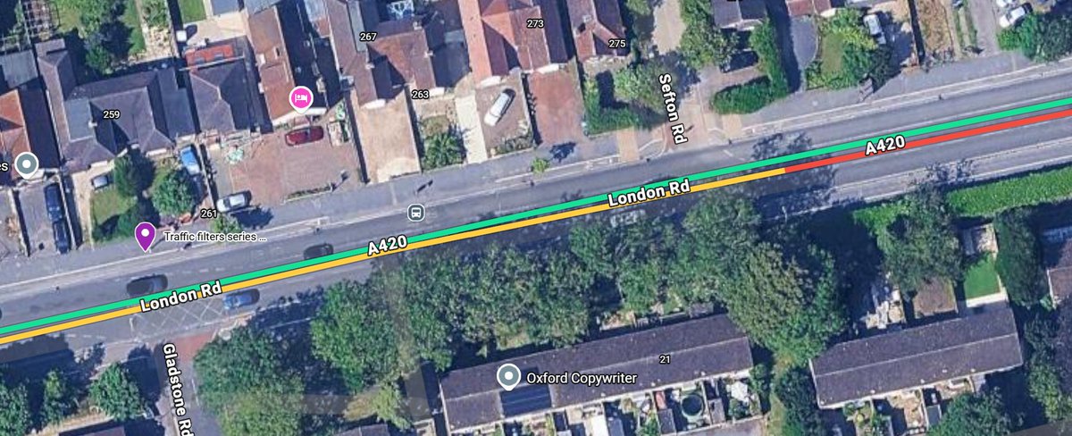 ReconnectingOx's tweet image. Today, we&apos;re comparing where congestion in Oxford now builds up and the locations where new traffic filters / congestion charge pollution monitoring locations were installed, to help evaluate the scheme&apos;s impact.

Red roads=congestion.
Purple blob=pollution monitor.