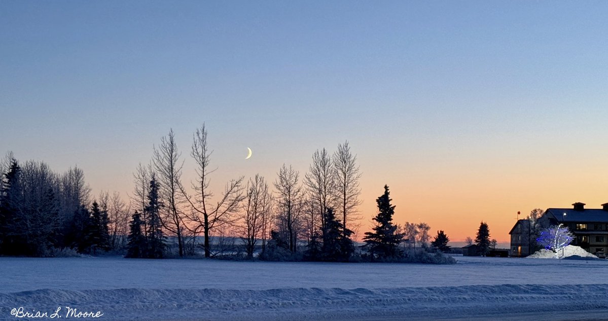 lonzom10's tweet image. The setting sun and the rising moon made for an interestingly beautiful end to the day. ❄️☀️🌙

#Alaska #Winter #Views #Sunset #Moon