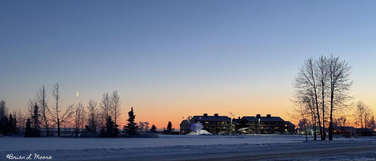 lonzom10's tweet image. The setting sun and the rising moon made for an interestingly beautiful end to the day. ❄️☀️🌙

#Alaska #Winter #Views #Sunset #Moon