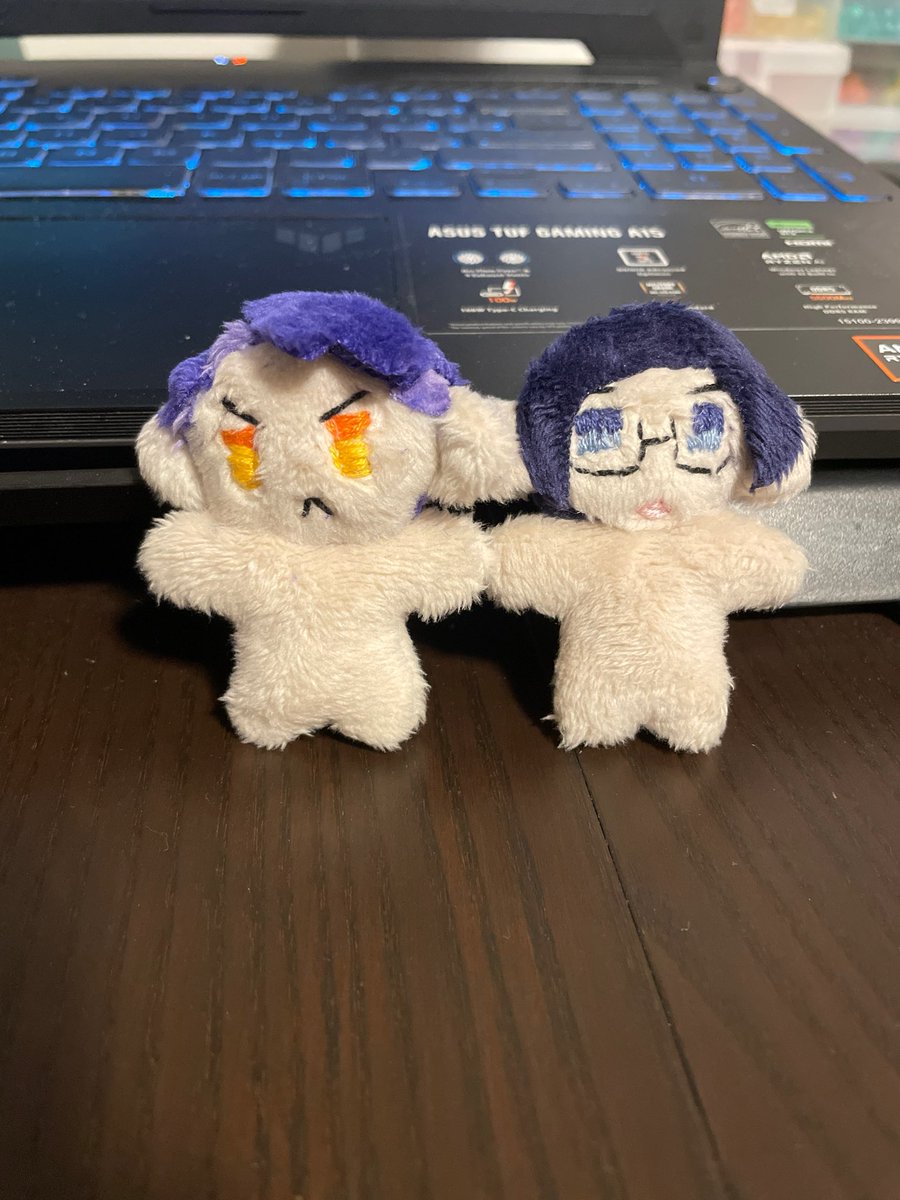 Littleblublu's tweet photo. Little plush versions of Corbeau from pokemon and Uryu Ishida from bleach as emotional support https://t.co/70eCVuMpYb