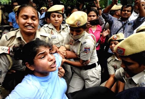 dhruv_rathee's tweet image. There’s literally a fraud baba doing an open rally demanding a Hindu Rashtra

It goes against the republic
It goes against the constitution 
It goes against the nation 

But will the police treat him with same brutality? 

Actually, does the police treat rapists, corrupt…