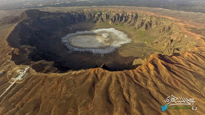 1 🌋🇸🇦
تجثم #السعودية فوق مئات بل آلاف البراكين الخامدة منذ عشرات الملايين من السنين، ويُقدر أن النشاط البركاني في غربي السعودية و #اليمن بدأ قبل نحو 25 مليون سنة تقريباً .. والله أعلم. 

2 🗺️
في حرة بني رشيد (حرة النار حرة #خيبر) وحدها يُقدر عدد البراكين بحوالي 400 بركان، وفي