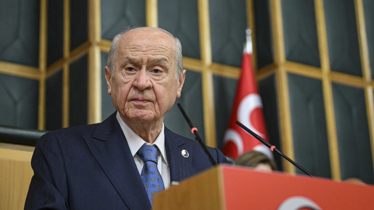 Bahçeli’den İmralı’ya gitmeyen partilere:

“Hiç sorun değil. Onun bunun ağzına bakarak izin arasaydık, böylesi ağır bir sorunu bırakın konuşmayı, yerimizden bile kıpırdayamazdık.

Korkaklar yalnızca hayatı seyreder. Biz seyirci değiliz.”

Bekliyorlar ki evlatlarımızın bayrağa