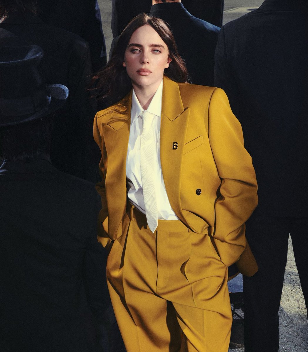 PopCrave's tweet image. Billie Eilish becomes the first female artist in history to have six songs with over 2 billion streams each on Spotify.