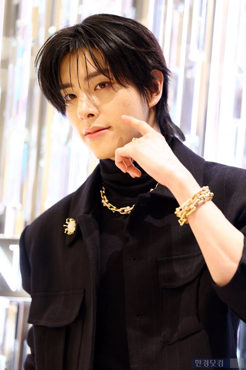 AsiaEnhypen's tweet image. Jake at the Tiffany &amp;amp; Co.’s renewal opening event held at Shinsegae Department Store in Gangnam, Seoul

STARSTRUCK BY JAKEHOON
#JAKEHOONxTiffanyAndCo
#TiffanyDreamsJAKEHOON
#JAKE #SUNGHOON @ENHYPEN_members