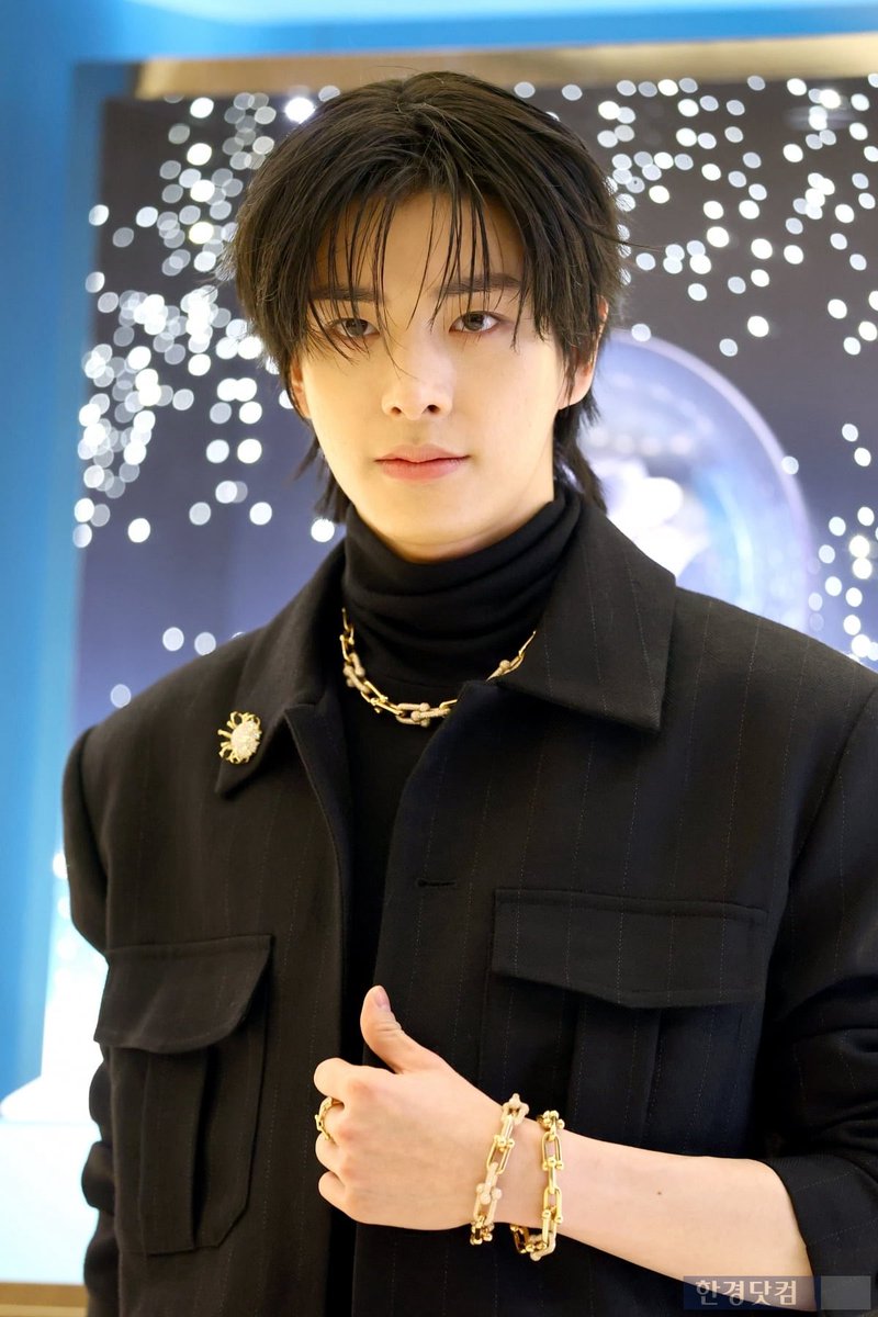 AsiaEnhypen's tweet image. Jake at the Tiffany &amp;amp; Co.’s renewal opening event held at Shinsegae Department Store in Gangnam, Seoul

STARSTRUCK BY JAKEHOON
#JAKEHOONxTiffanyAndCo
#TiffanyDreamsJAKEHOON
#JAKE #SUNGHOON @ENHYPEN_members
