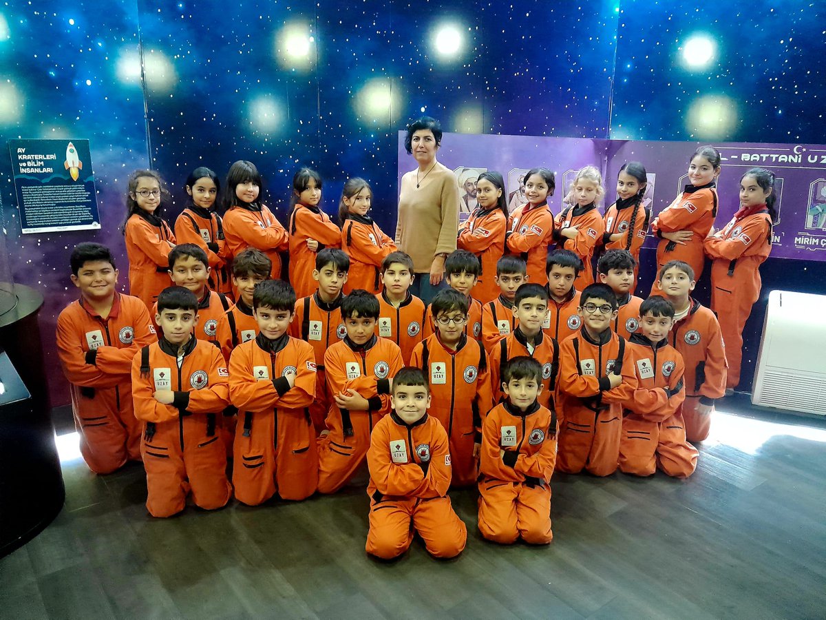 Burada minik astronotlarımızla bilimi eğlenceli hale getiriyoruz.🧑‍🚀

Gezegenlerin, yıldızların arasında deneyim dolu bir atmosfer…🪐🚀🌌

📍El-Battanî Uzay Evi☄️