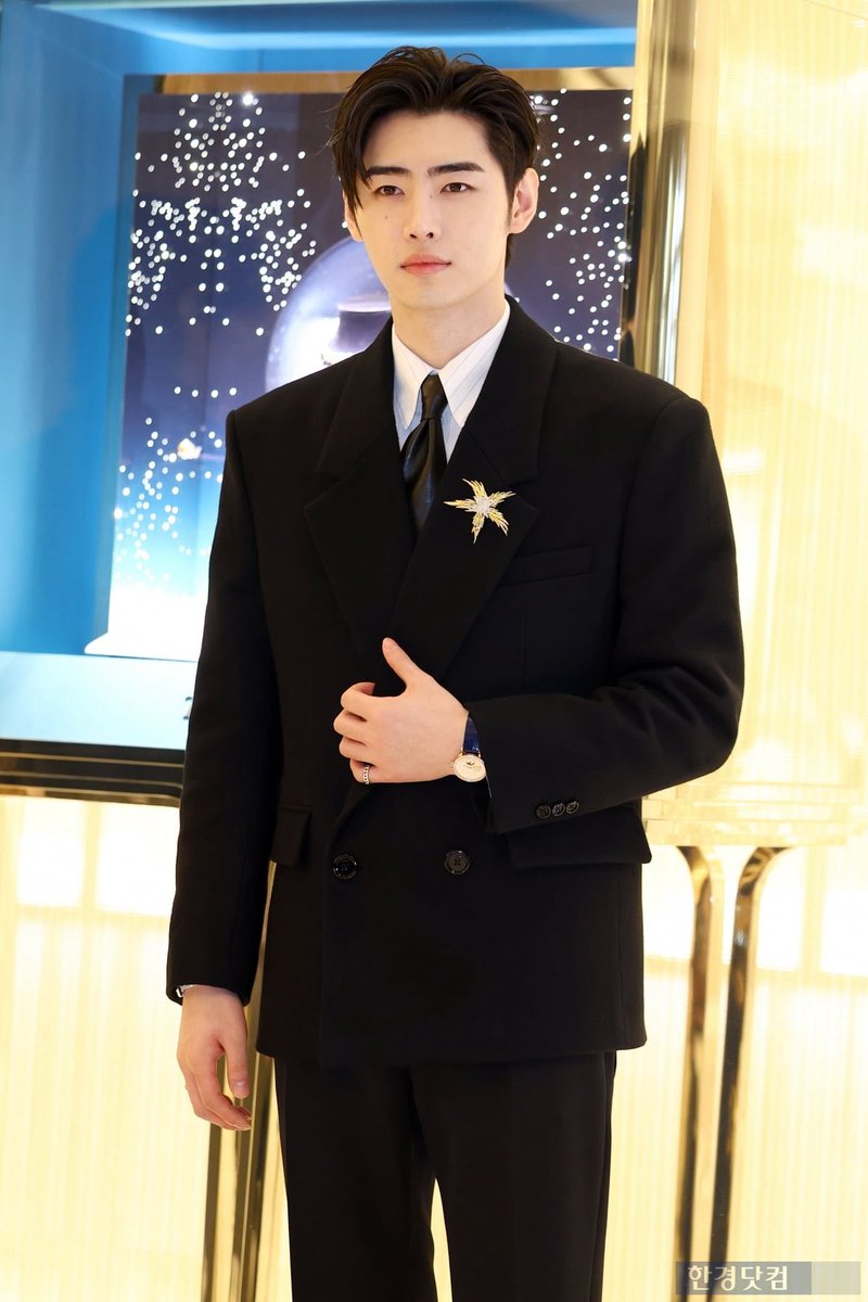 AsiaEnhypen's tweet image. Sunghoon at the Tiffany &amp;amp; Co.’s renewal opening event held at Shinsegae Department Store in Gangnam, Seoul

STARSTRUCK BY JAKEHOON
#JAKEHOONxTiffanyAndCo
#TiffanyDreamsJAKEHOON
#JAKE #SUNGHOON @ENHYPEN_members