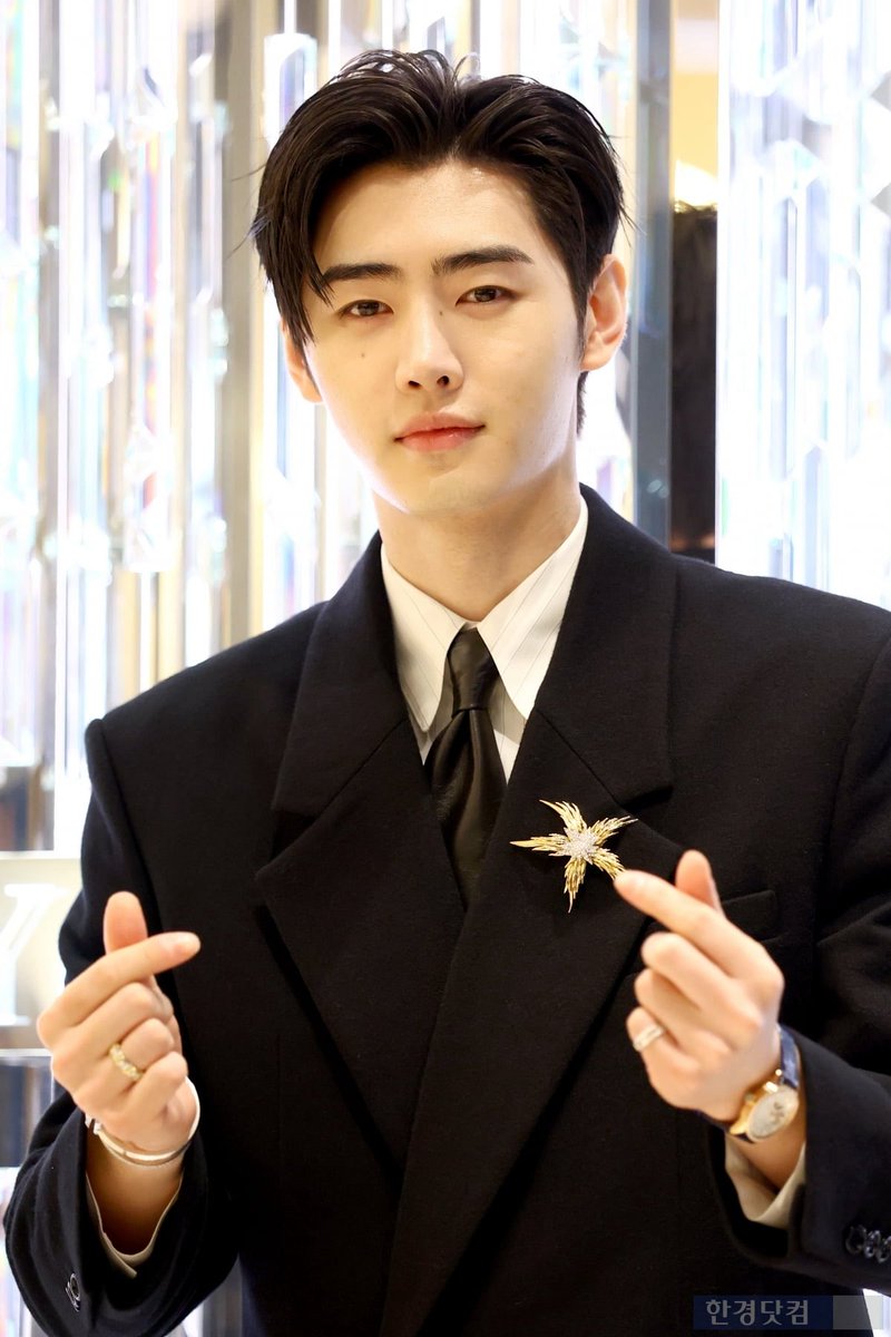 AsiaEnhypen's tweet image. Sunghoon at the Tiffany &amp;amp; Co.’s renewal opening event held at Shinsegae Department Store in Gangnam, Seoul

STARSTRUCK BY JAKEHOON
#JAKEHOONxTiffanyAndCo
#TiffanyDreamsJAKEHOON
#JAKE #SUNGHOON @ENHYPEN_members