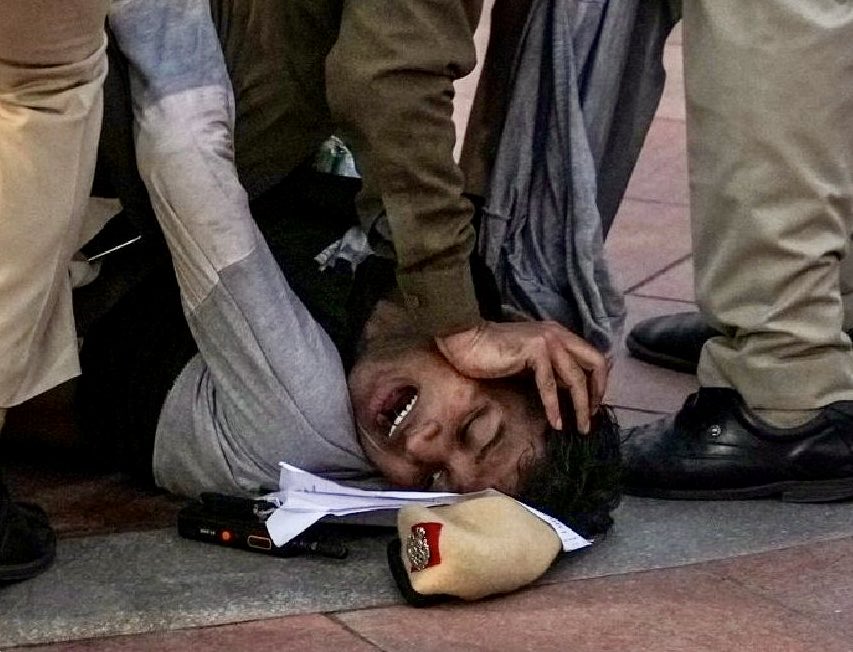 dhruv_rathee's tweet image. There’s literally a fraud baba doing an open rally demanding a Hindu Rashtra

It goes against the republic
It goes against the constitution 
It goes against the nation 

But will the police treat him with same brutality? 

Actually, does the police treat rapists, corrupt…