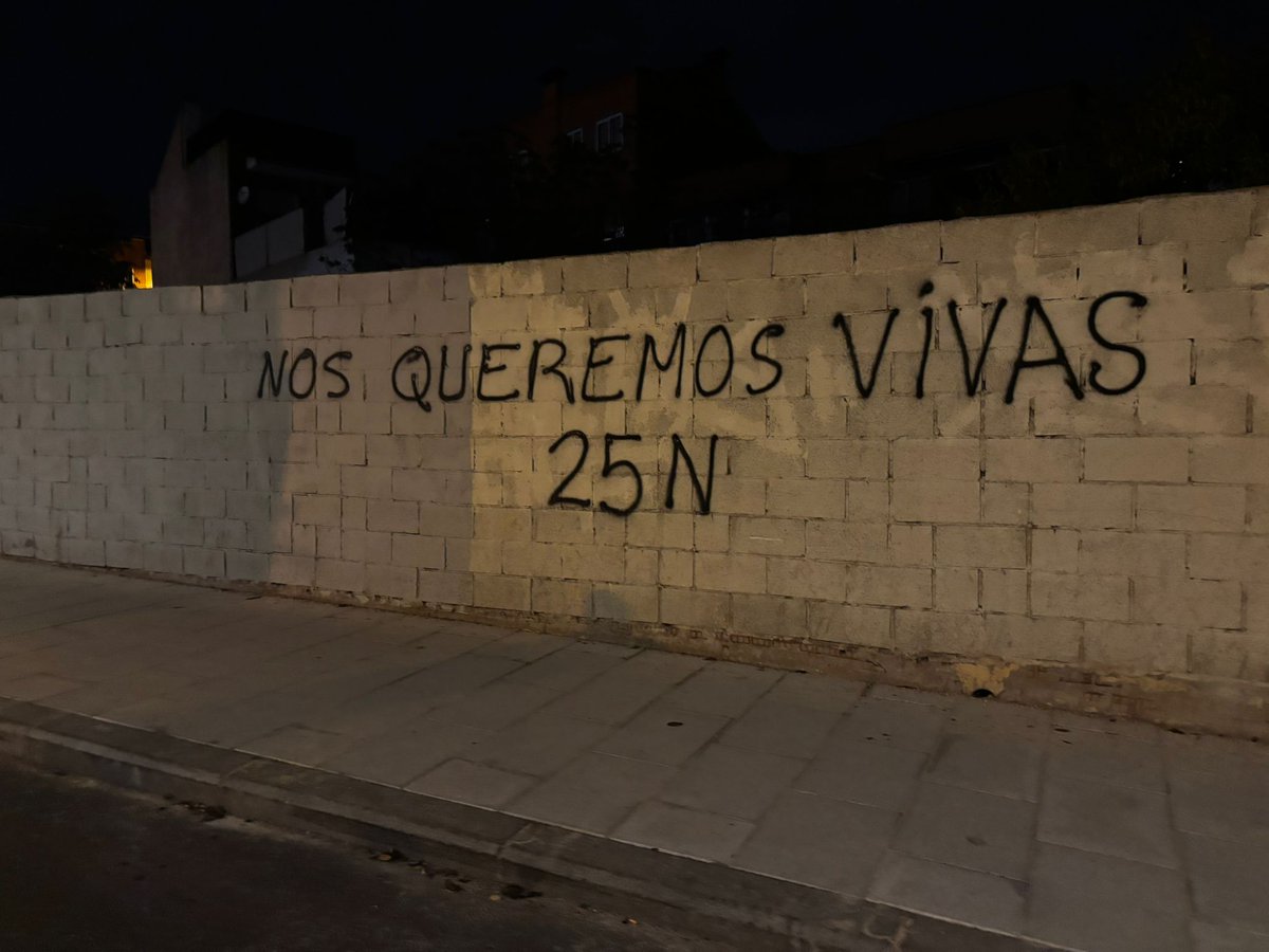 #Villaverde contra la #ViolenciaMachista 

🟣 Presentes ayer en la concentración en conmemoración del #25N para visibilizar las violencias que el patriarcado perpetúa

También visto lo que las paredes declaran: #NosQueremosVivas y, si es con miedo no es amor, es violencia