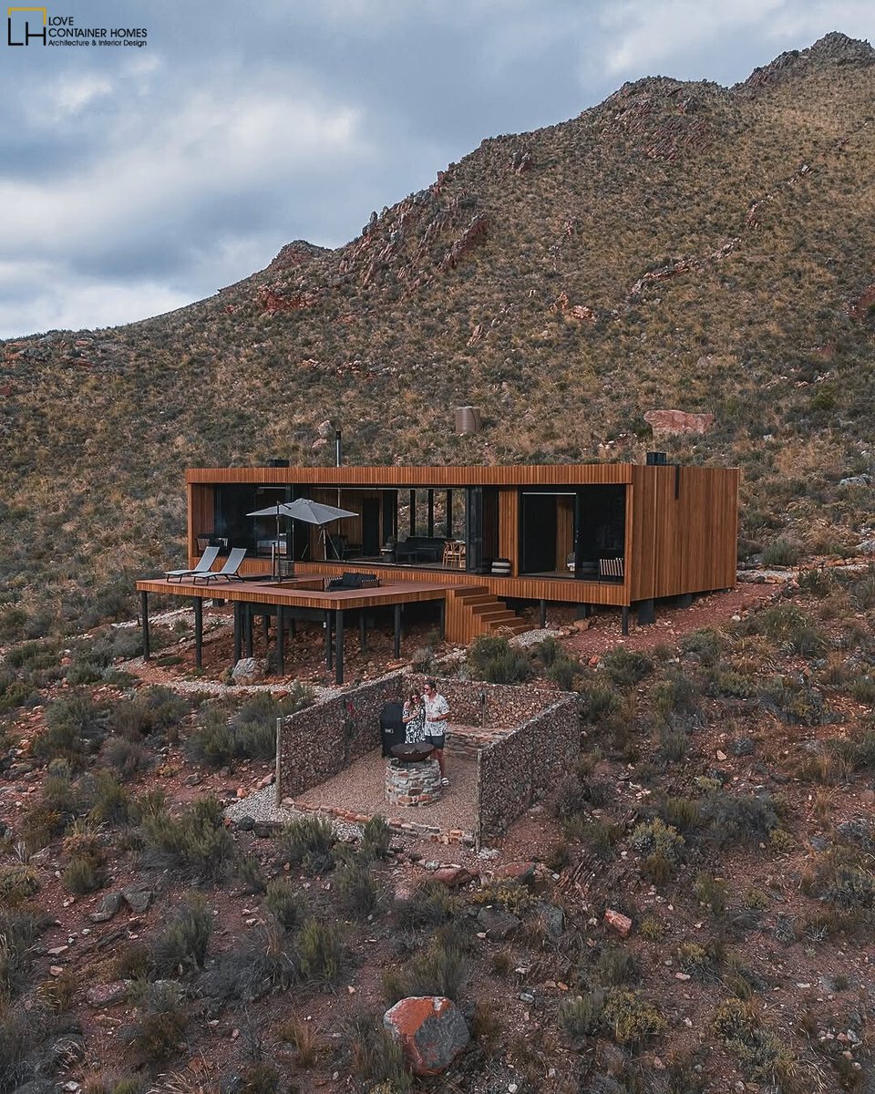 LCH_studios's tweet image. Would you live in a house built out of shipping containers? Rate this one on a scale of 0-10.  Visit us at lovecontainerhomes.com for container house plans and designs.
#architecture #shippingcontainer #containerhome #containerhouse #house #prefab