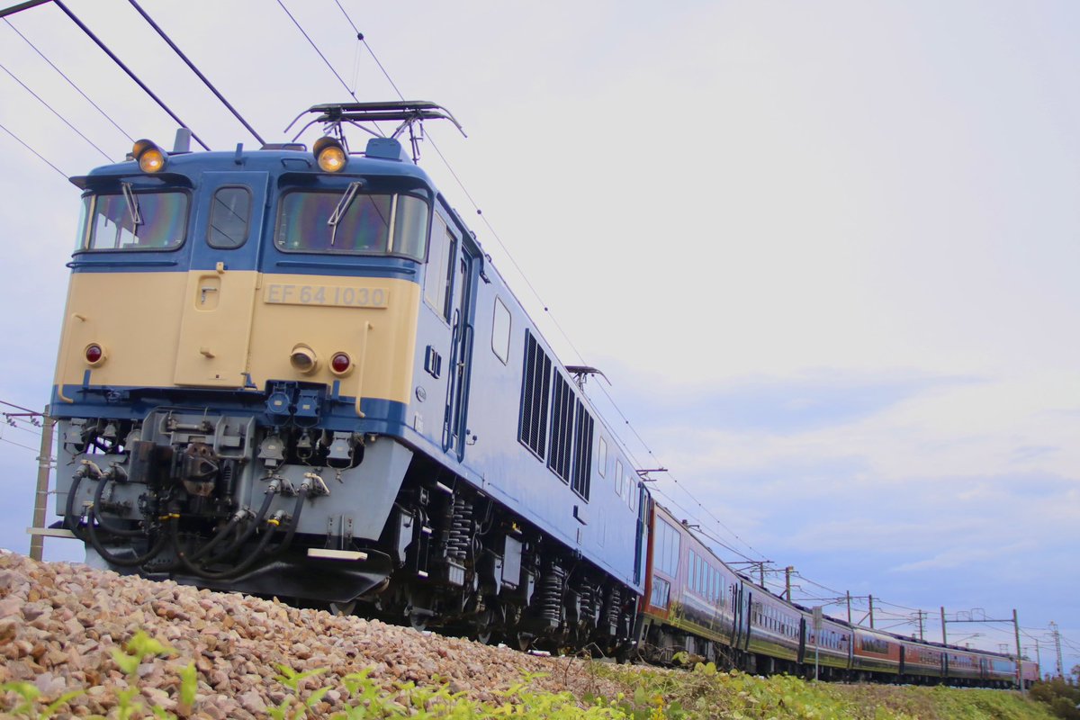 KeiT_189train's tweet photo. 2025.11.24  9432
ありがとうEL2号　長岡行
EF64 1030+ばんえつ物語客車7両+EF81 140

ケツまで入って良かった！！
ノビ4でなんとかギリギリ撮影😓 https://t.co/Thge8DQLY3