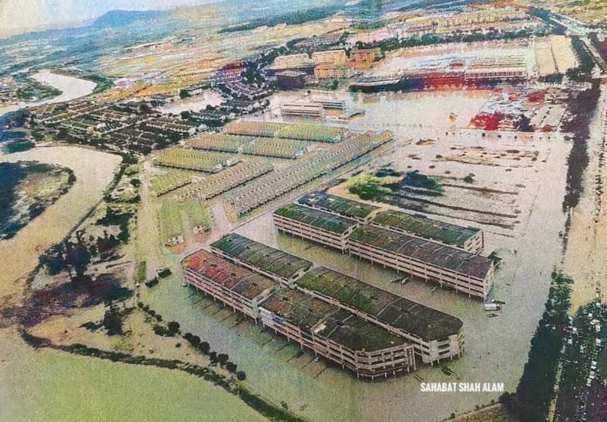 norazambudin's tweet image. Tahun 1995 dah banjir rupanya Sri Muda Shah Alam ni. Maaf la cakap. Siapa bodoh sangat push pembangunan sini tak fikir nasib pembeli?