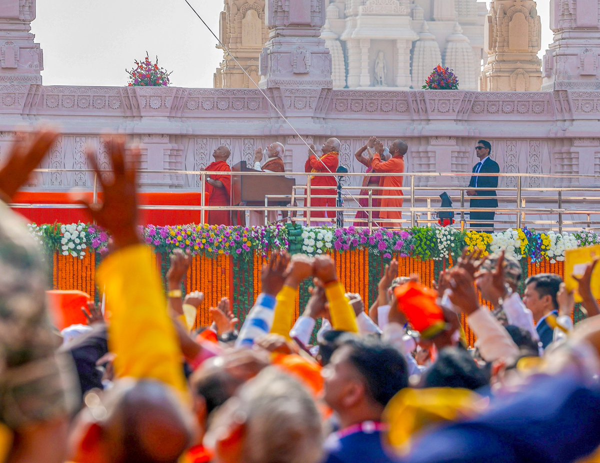 सियावर रामचंद्र की जय!

संपूर्ण मानवता के लिए धर्म और कर्म का आदर्श स्थापित करने वाले भगवान श्रीराम की जन्मभूमि पर बने भव्य और दिव्य मंदिर के शिखर पर, प्रधानमंत्री श्री <a href="/narendramodi/">Narendra Modi</a> जी और सरसंघचालक श्री मोहन भागवत जी के करकमलों से, संत समाज की पवित्र उपस्थिति में विधिवत धर्मध्वज