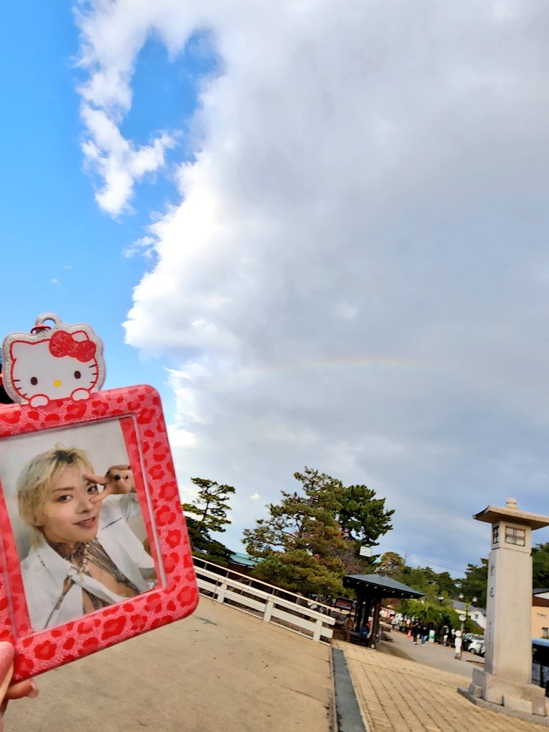今日は1日お休みだったからの～んびり宮島巡り🍁
大好きなutaちゃんと一緒にいっぱい観光して食べて大満喫🥰
帰ろうと思ってふと上を見上げたら、うっすらとだけど空に虹がかかってて最高な旅の締めくくりになったよ🌈✨
悠太くんのおかげで素敵な広島に来れて本当によかった❤️
ありがとう悠太くん！！