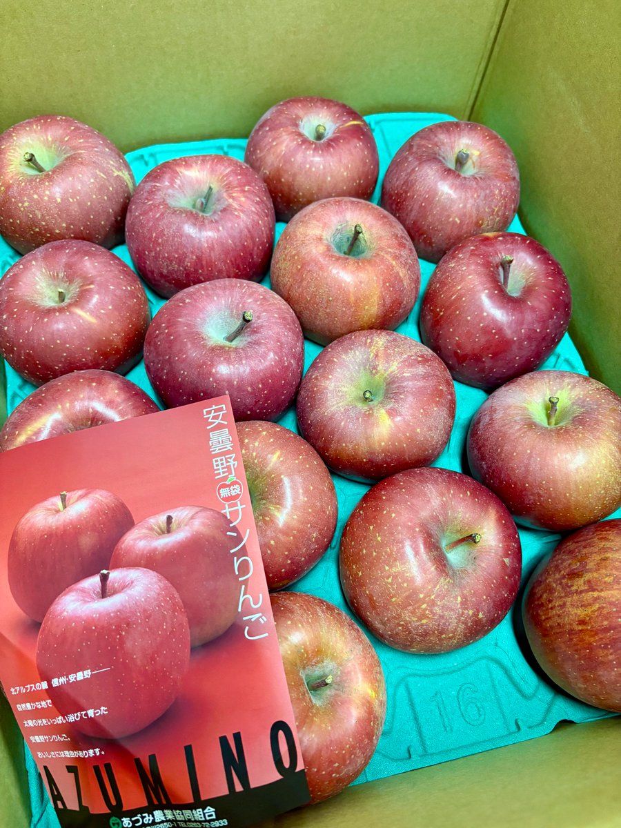 CLOVERS_en's tweet image. A lovely gift of apples from Kamiya, straight from Azumino in Nagano.
🍎🍎🍎🍎
They were very sweet and juicy, and everyone in the office loved them!