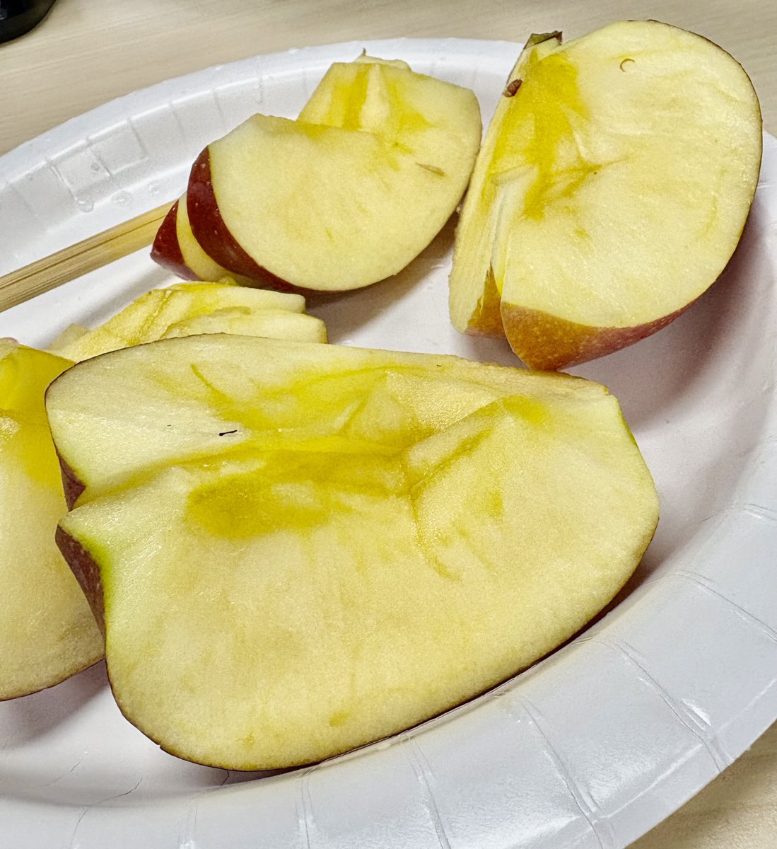 CLOVERS_en's tweet image. A lovely gift of apples from Kamiya, straight from Azumino in Nagano.
🍎🍎🍎🍎
They were very sweet and juicy, and everyone in the office loved them!